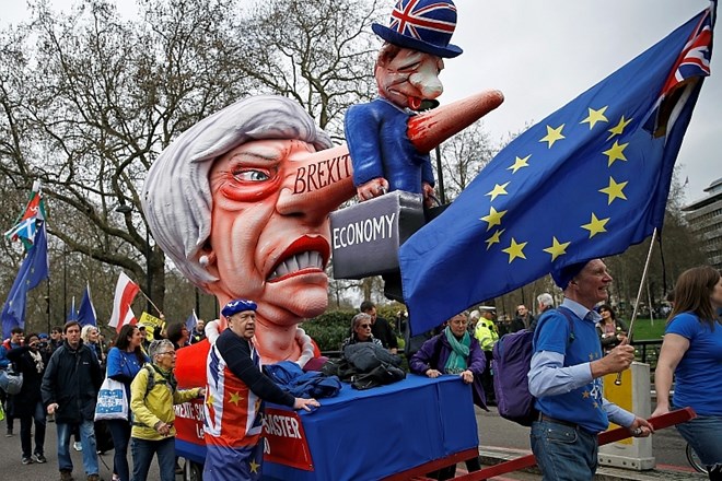 #foto Več deset tisoč Britancev zahteva drugi referendum o brexitu 