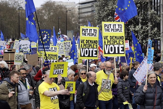 #foto Več deset tisoč Britancev zahteva drugi referendum o brexitu 