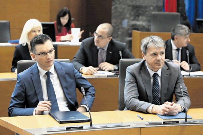 Premier Šarec je na današnji seji državnega zbora kritike na svoj račun obrnil proti kritikom.