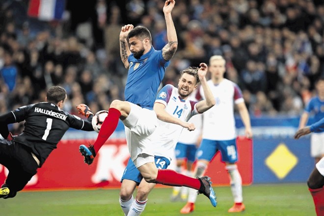 Oliver Giroud (v modrem) je z golom proti Islandiji postal tretji najboljši strelec Francije vseh časov.