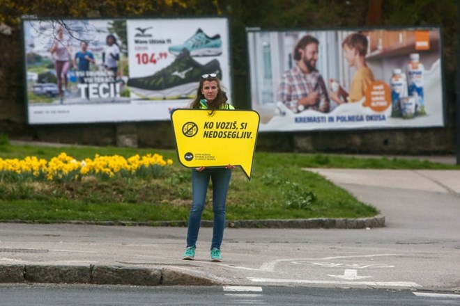 #foto V slovenskih mestih s »protestnimi« tablami nad nepazljive voznike
