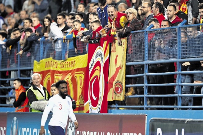 V Podgorici so črnogorski navijači z  rasističnimi opazkami napadli angleškega reprezentanta Dannyja Rosa.