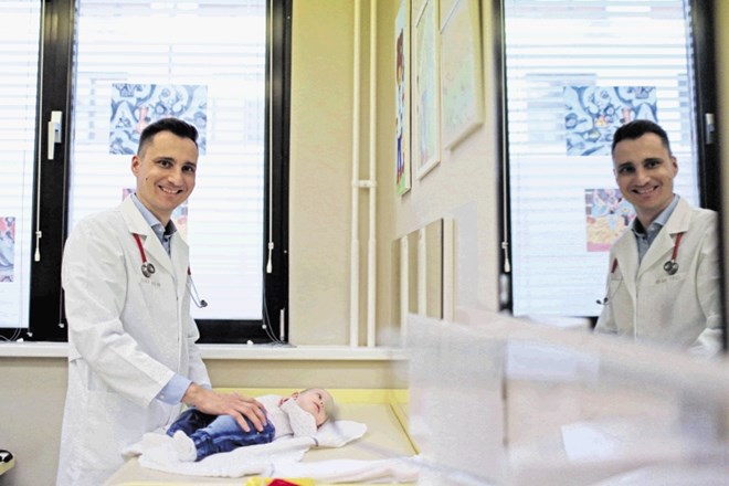 Pediater Denis Baš je velik zagovornik cepljenja, v njegovi ambulanti je tudi proti KME cepljena približno tretjina malčkov,...