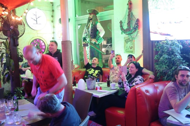Slovenski navijaci v lokalu Rakija Lounge v Miamiju pred tekmo med Miami Heat in Dallas Mavericks