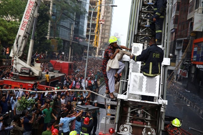  V požaru v bangladeški stolpnici umrlo več ljudi 