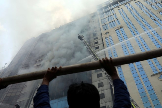  V požaru v bangladeški stolpnici umrlo več ljudi 