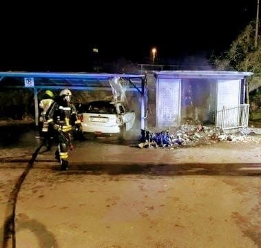 V najverjetneje zanetenem požaru v Ljubljani zgorela ekološki otok in avto
