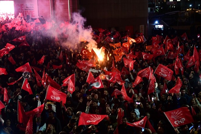 V Ankari je na ulici zmago opozicije proslavilo veliko ljudi.