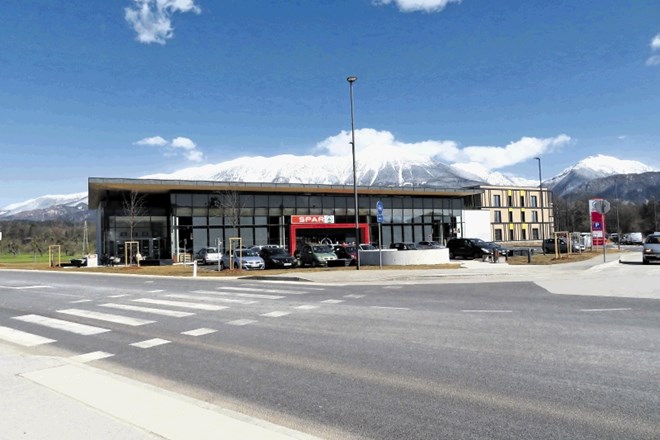 Nova trgovina z lokalom, ki so jo na Bledu odprli pred kratkim in ki zaposluje 32 ljudi, naj bi bila po zagotovilih župana...
