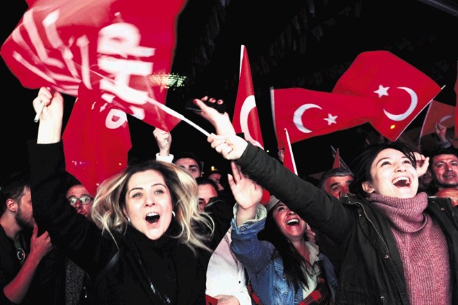 Podporniki  opozicijske republikanske ljudske stranke slavijo v Ankari, kjer je Erdoganova AKP prvič po ustanovitvi leta...
