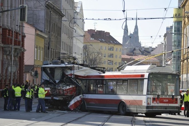 V hujšem trčenju mestnega avtobusa in tramvaja v češkem mestu Brno je bilo danes poškodovanih okoli 40 ljudi.