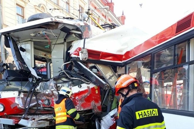 #foto V trčenju avtobusa in tramvaja v Brnu poškodovanih 40 ljudi