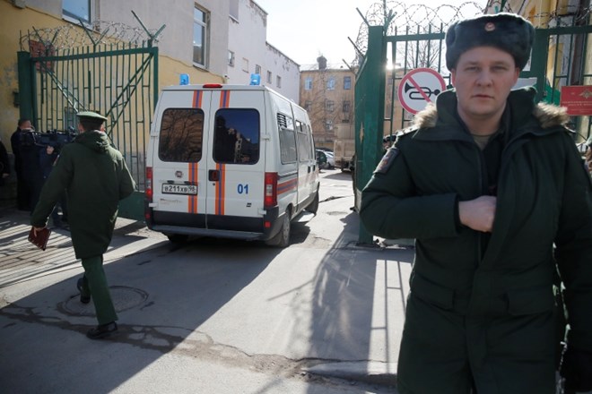 Vojaki pred vhodom v rusko akademijo letalskih sil