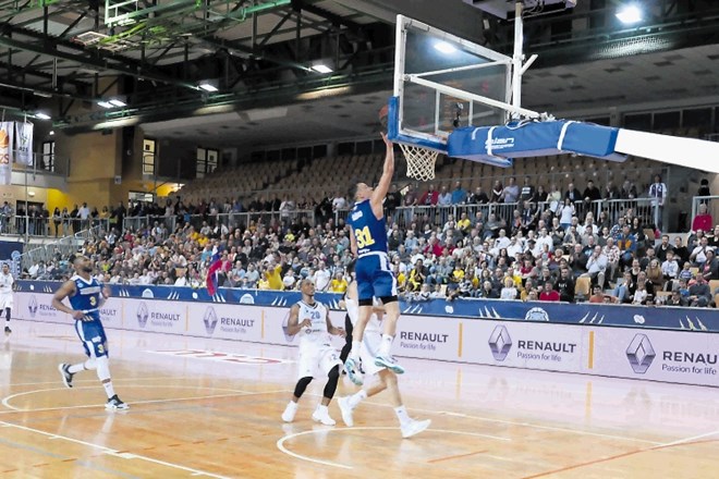 Organizator igre Žan Mark Šiško (v modrem dresu) je bil danes v Kopru zelo razpoložen, saj je Makedoncem nasul 16 točk.