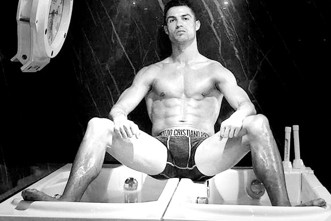 Samovšečni Ronaldo že od mladih nog razkazuje svoje telo.