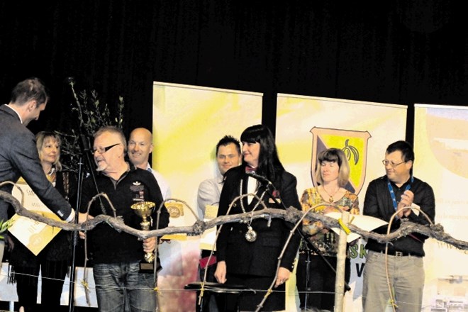 Najvišje priznanje na ocenjevanju oljčnih olj – šampion Šempas 2019 – je iz rok novogoriškega župana Klemna Miklaviča (levo)...