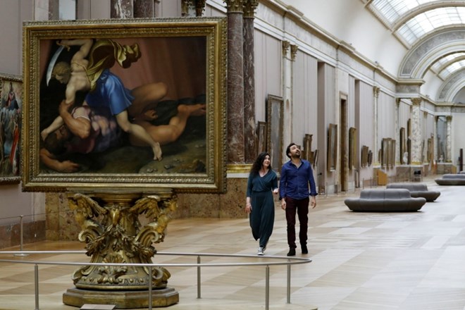 Tudi vi se lahko za eno noč preselite v Louvre 