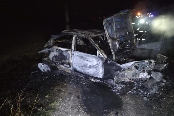  #video #foto Avto s slovensko registracijo na Hrvaškem zajel ogenj, žrtvi ob silovitem trku vrglo iz vozila