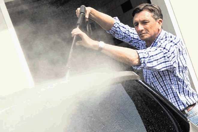 Predsednik Republike Slovenije Borut Pahor je drgnil avto alpski smučarki Ilki Štuhec.