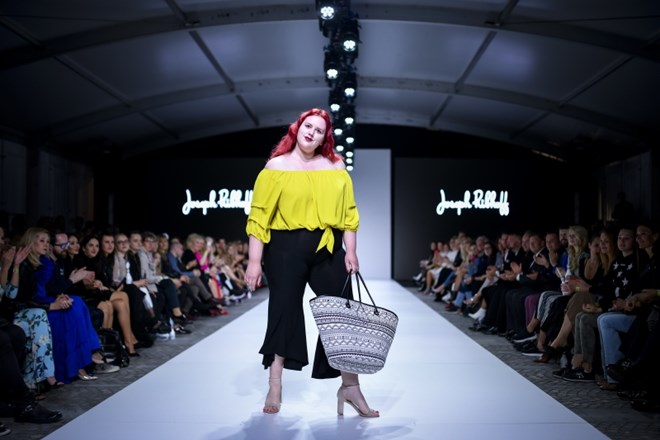 Modna revija Joseph Ribkoff kot ena vodilnih znamk v svetu ponuja modna oblačila za široko pahljačo postav.