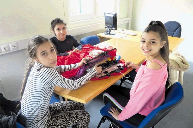 Učne pomoči, delavnic in drugih aktivnosti se v dnevnem centru v Brezju udeležujejo tudi Petra, Karmen in Lorena, ki so se...