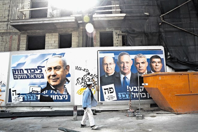 Konkurenti na plakatih drug ob drugem: levo premier in vodja stranke Likud Netanjahu, desno voditelji konkurenčne modro-bele...