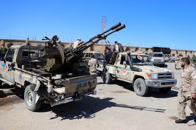 Enote mednarodno priznane libijske vlade so v nedeljo začele protiofenzivo proti uporniškemu generalu Halifi Haftarju, ki s...