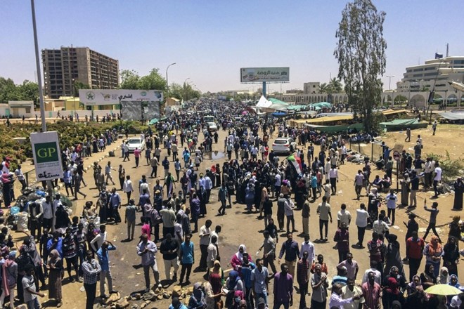 Protestniki v Sudanu.