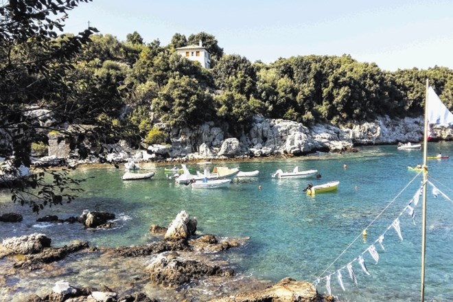 Grški otok Skopelos so pred snemanjem filma Mamma Mia obiskovali le Grki, zdaj so hoteli razprodani več mesecev vnaprej.