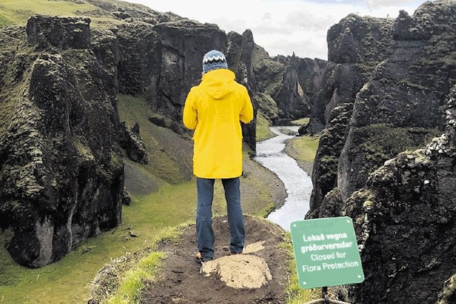 Zaradi Justina Biebra so turisti množično odkrivali islandski kanjon Fjaðrárgljúfur, med obiskom pa niso upoštevali navodil...