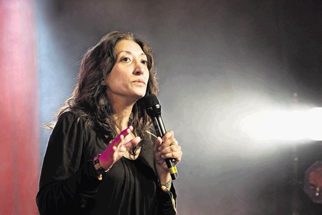 Britanska komičarka pakistanskega rodu  Shazia Mirza na svojih nastopih med drugim obdeluje brexit, burke, analne čepe ter...