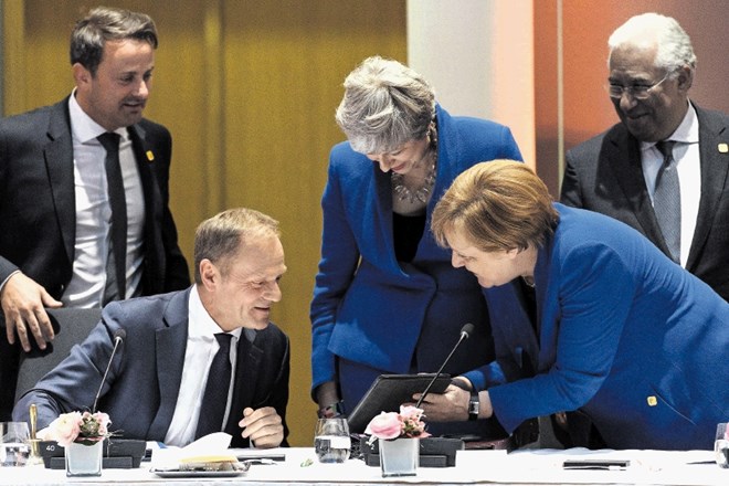 Britanska in nemška premierka v barvah evropske zastave lahkotno kramljata s predsednikom evropskega sveta ob začetku...