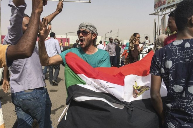 Po večmesečnih protestih v Sudanu je danes odstopil sudanski predsednik Omar al Bašir, so po poročanju Al Jazeere potrdili...
