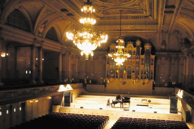 Orgle v koncertni dvorani Tonhalle v Zürichu, ki zdaj po delih kot donacija potujejo v koprsko stolnico, kjer naj bi ponovno...