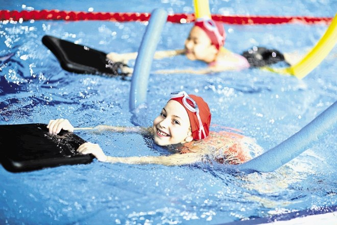 Učenje plavanja naj poteka prek igre,  otrok mora izgubiti strah pred vodo.