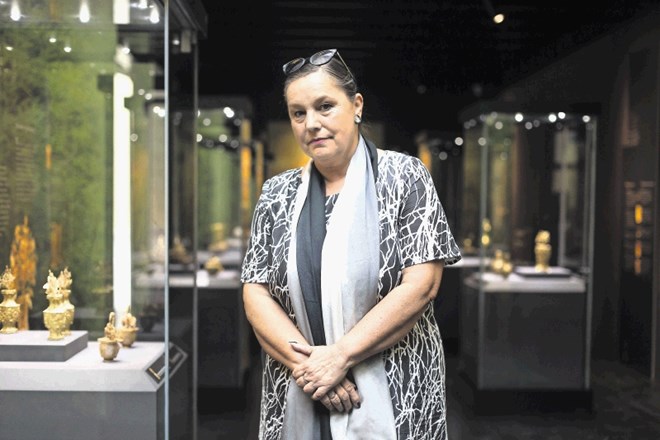 Direktorica Narodnega muzeja Slovenije mag. Barbara Ravnik med zlatimi predmeti iz zbirke Dong Bo Zhai, ki jih hrani zasebni...