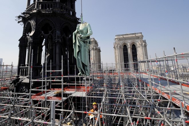 Na znameniti katedrali potekajo obnovitvena dela, kar naj bi bil tudi vzrok požara.