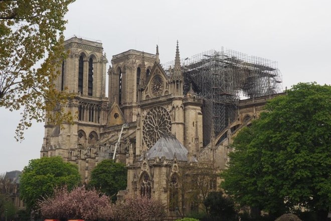 Gasilci so požar uspeli pogasiti. Predsednik Macron obljublja obnovo katedrale.