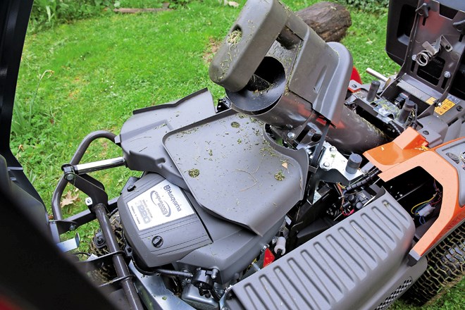 Za voznikovim hrbtom je pod zbiralnikom trave dobro skrit dvovaljni Briggs&amp;Stratton – 656cm 3 , 12,6 kW, 3100 o/min.