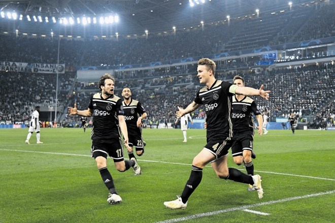 Potem ko so nogometaši Ajaxa  v osmini finala premagali Real Madrid, so v četrtfinalu senzacionalno izločili še Juventus.