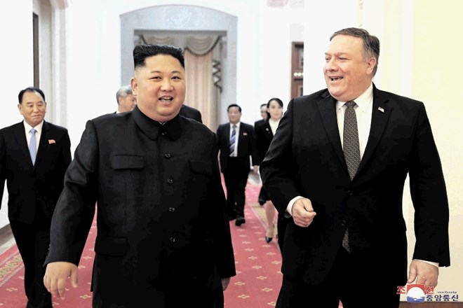 Konec prijaznih nasmehov: Severna Koreja želi, da v pogajalski ekipi ZDA ni več zunanjega ministra Pompea (desno). Levo...