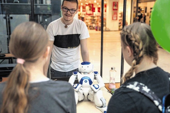 Pogovor s humanoidnim robotom Naom