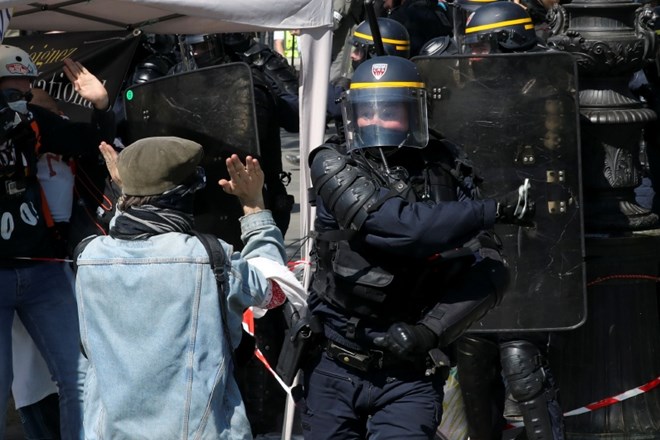 #foto V Franciji na protestih rumenih jopičev več kot 100 aretiranih