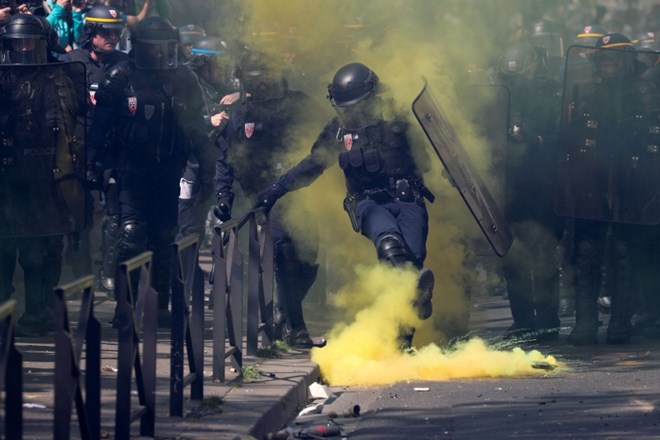 #foto V Franciji na protestih rumenih jopičev več kot 100 aretiranih
