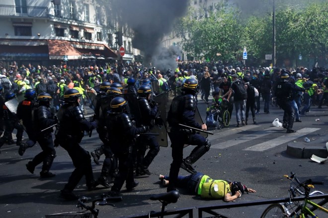 V Parizu so ponovno izbruhnili spopadi med protestniki in policijo.