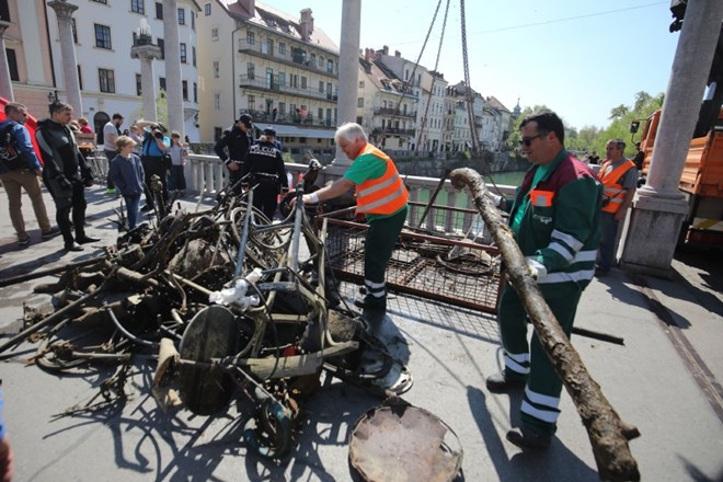 #foto Potapljači iz Ljubljanice izvlekli nekaj več kot tono smeti