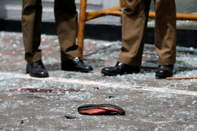 #foto V seriji eksplozij  na Šrilanki več kot 200 smrtnih žrtev, med njimi naj ne bi bilo Slovencev 