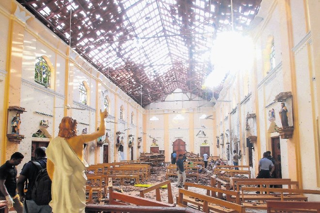 Razdejanje v cerkvi svetega Sebastijana v Negombu približno  40 kilometrov od Kolomba po napadu samomorilskega napadalca iz...