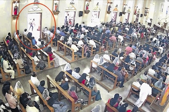Varnostna kamera je posnela prihod samomorilskega napadalca z nahrbtnikom v cerkev sv. Sebastiana v Negombu, kjer je ubil 93...