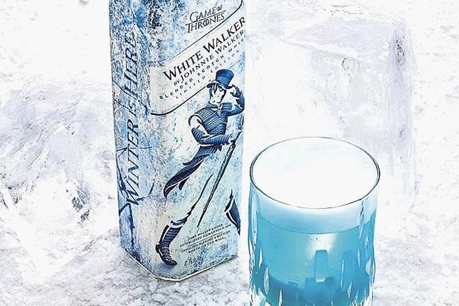 White walker Johnnieja Walkerja ima sadni okus, v zamrzovalniku ohlajena steklenica pa z napisom napove, da je prišla zima.